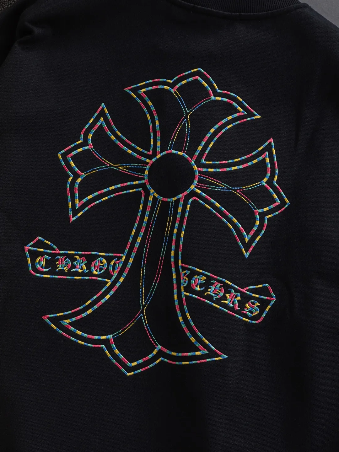P240 Chrome Hearts CH Cross 25SS Autumn and Winter Sweatshirt Early Autumn Classic Colorful Horseshoe Patch Embroidery on the Chest Colorful Cross ✝️🪡Embroidered Logo on the Back Round Neck Pullover Sweatshirt, a popular style, a style that both men and women like, same style for men and women, 100% chance of turning heads when you wear it when you go out! It’s all about being handsome. The designer’s classic sense is precisely grasped. The whole piece of clothing is heavy. Industrial washing process. Ready-made garments are dyed + sprayed for a horse effect. The double-wash process is very recognizable. It uses heavy washing to make it distressed. The edges of the patch are slightly rolled and naturally distressed. It has a three-dimensional sense of layering and a little damage. It is very visually lethal. It adheres to Kroxin's consistent rough style. The chest and back are large, and the horseshoe flower printed patch pattern is embroidered and decorated. It is also decorated with silver metal engraved distressed buttons. The classic elements full of brand recognition instantly enhance the overall sense of grade and specification. Its texture is quite high-end! The overall feeling is high-end, simple and elegant, with silver hardware accessories, a full set of customized accessories, and the pattern of the entire dress is all decorated with patchwork three-dimensional embroidery technology, which is the finishing touch of the entire dress. The design on the back is even more eye-catching! ! This full back is so cool, it’s full of design, and the overall upper body style highlights fashion and individuality. Wearing it together as a couple is even more popular on the street. I recommend the early autumn sweatshirt! ! The fabric is a unique 440g 100% cotton, which is skin-friendly, breathable, warm to the touch, firm in texture, and smooth in lines. It can be called a back killer, which has very strict requirements on craftsmanship and cost. The smooth neckline, flat cuffs and hems are large and tightly stitched, tight and orderly, and the details are perfect. The consistent OS version can be worn alone or layered. It is very casual, but very iconic! It is simply the flagship of high-end trendy brands and must be included in your wardrobe. It has the American fashion spirit of freedom and individuality, and is highly recognizable and stylized! Color: Black White Size: S-XL Size chart: S: Shoulder width 51-Bust 56-Length 69 M: Shoulder width 52.5-Bust 58-Length 71 L: Shoulder width 54-Bust 60-Length 73 XL: Shoulder width 55.5-Bust 62-Length 75